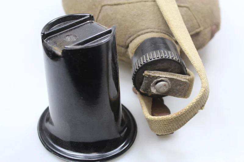Tropenfeldflasche aus dem Zweiten Weltkrieg, hergestellt aus Wolle mit Hanfriemen