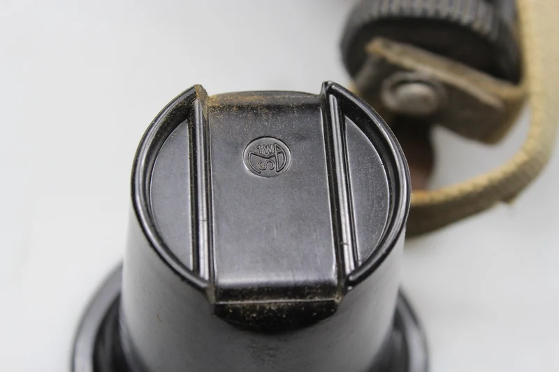 Tropenfeldflasche aus dem Zweiten Weltkrieg, hergestellt aus Wolle mit Hanfriemen
