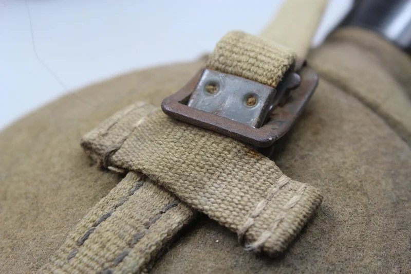 Tropenfeldflasche aus dem Zweiten Weltkrieg, hergestellt aus Wolle mit Hanfriemen