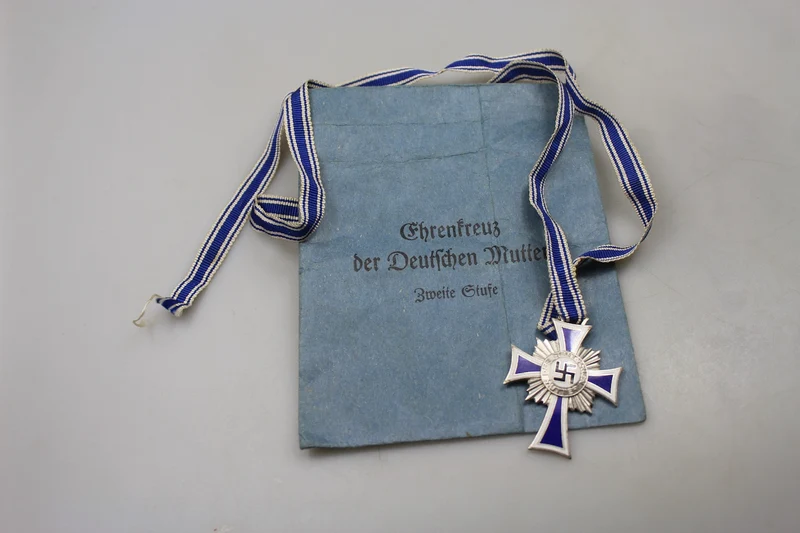 Mutterkreuz 2. Klasse „silber mit Papierumschlag“