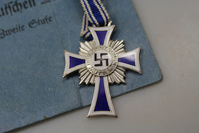 Mutterkreuz 2. Klasse „silber mit Papierumschlag“