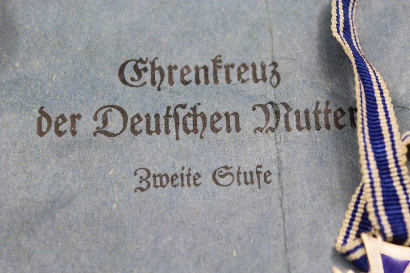Mutterkreuz 2. Klasse „silber mit Papierumschlag“
