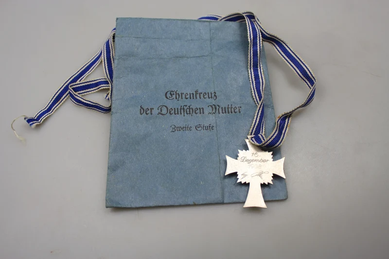 Mutterkreuz 2. Klasse „silber mit Papierumschlag“