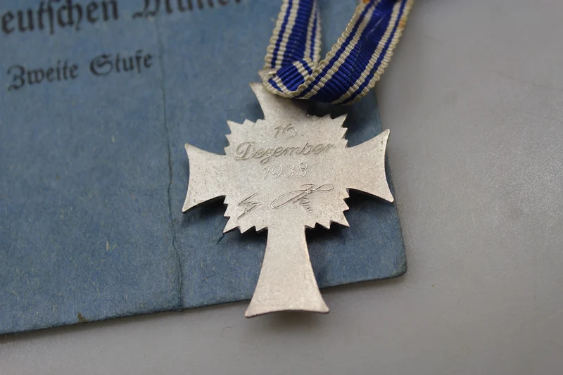 Mutterkreuz 2. Klasse „silber mit Papierumschlag“