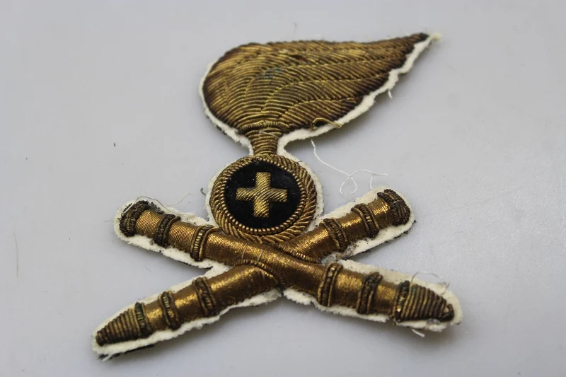 REI-Offiziersabzeichen M.34 mit weißer Baskenmütze