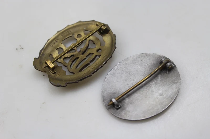 Entnazifizierte DRL-Verwundetenabzeichen „Bronze“ und „Silber“