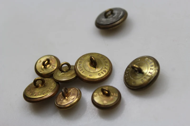 8 Knöpfe – Knopfset für Offiziere der Royal Artillery aus dem Zweiten Weltkrieg