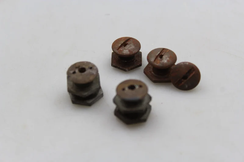 Reproduktion der Nieten für Fallschirmjägerhelm M.38 WL aus dem Zweiten Weltkrieg