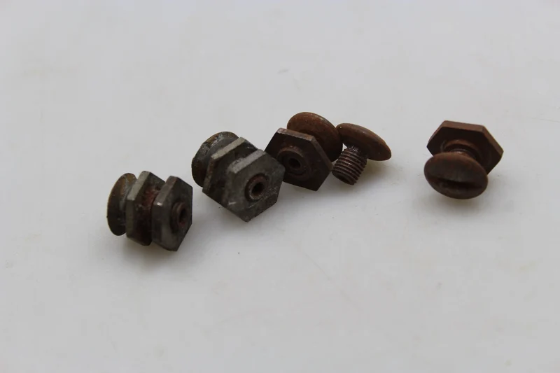 Reproduktion der Nieten für Fallschirmjägerhelm M.38 WL aus dem Zweiten Weltkrieg