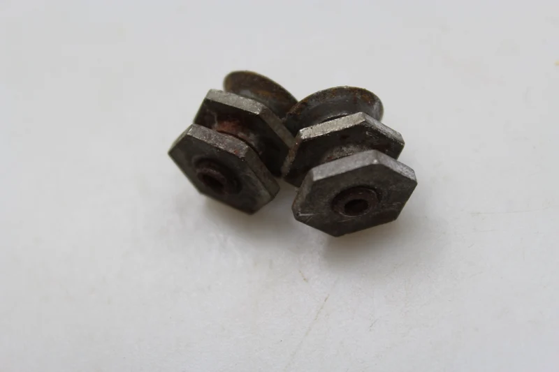 Reproduktion der Nieten für Fallschirmjägerhelm M.38 WL aus dem Zweiten Weltkrieg