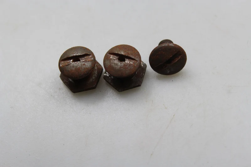 Reproduktion der Nieten für Fallschirmjägerhelm M.38 WL aus dem Zweiten Weltkrieg