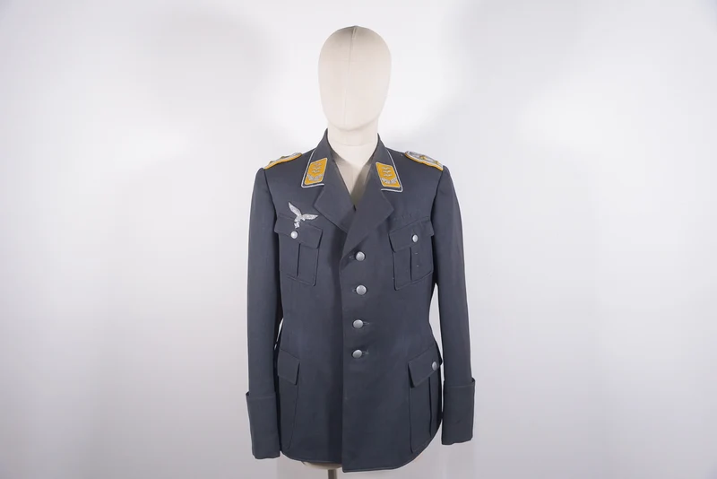 Dienstjacke eines Luftwaffenkapitäns für Flugpersonal/Fallschirmjäger im Zweiten Weltkrieg