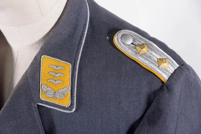 Dienstjacke eines Luftwaffenkapitäns für Flugpersonal/Fallschirmjäger im Zweiten Weltkrieg