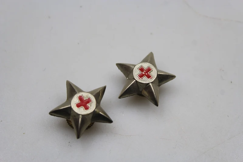 Paar italienische Rotkreuz-Anstecksterne aus dem Zweiten Weltkrieg