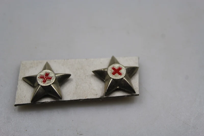 Paar italienische Rotkreuz-Anstecksterne aus dem Zweiten Weltkrieg