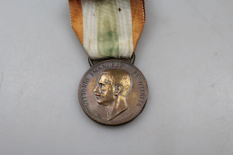Medaille der italienischen Einheit (1848–1918) mit Band. Gebraucht, guter Zustand.