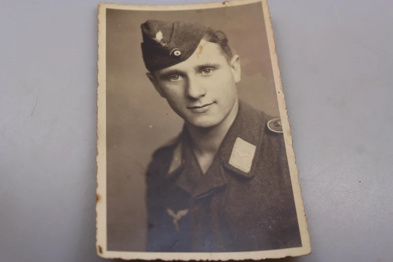 Studiofoto eines Luftwaffe-Soldaten