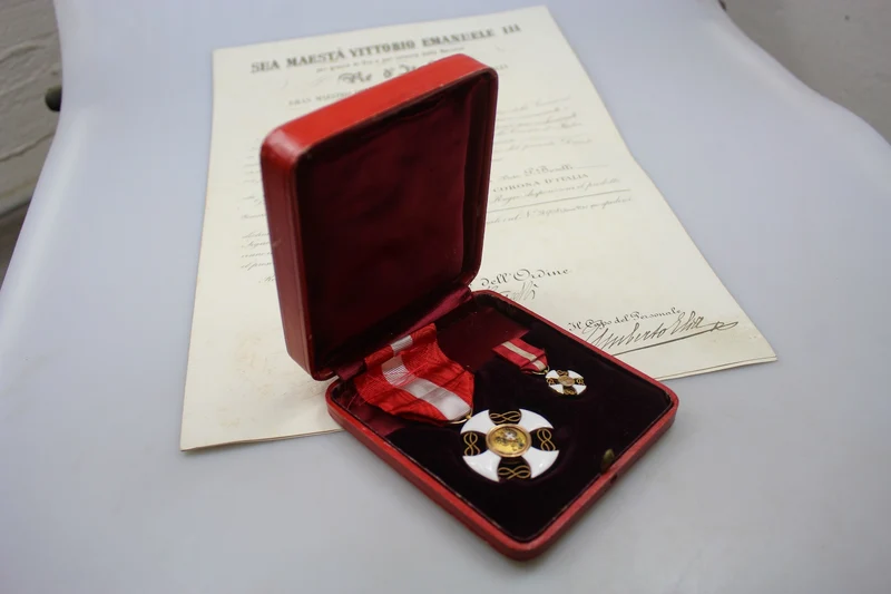 Ritterkreuz des Ordens der Krone von Italien mit Schachtel, Urkunde und Miniatur