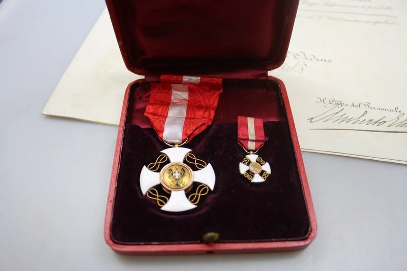 Ritterkreuz des Ordens der Krone von Italien mit Schachtel, Urkunde und Miniatur