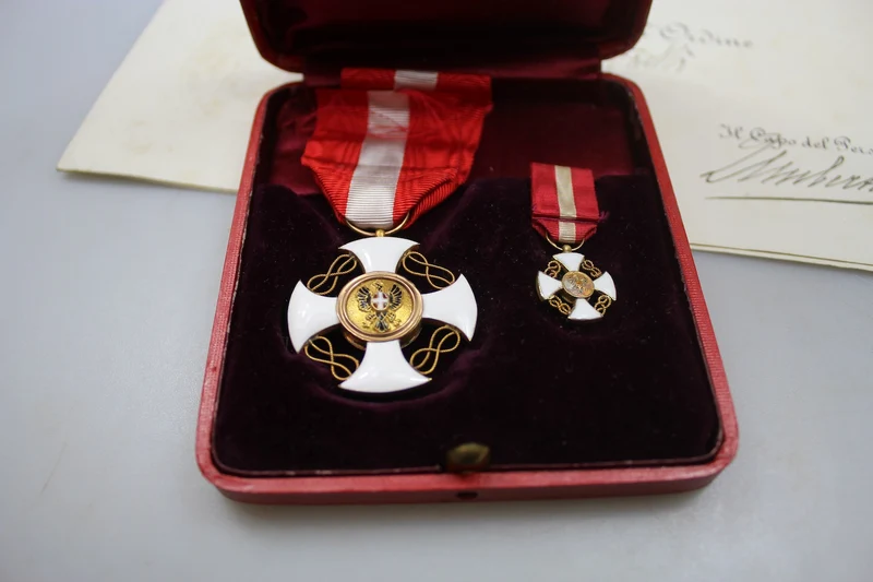 Ritterkreuz des Ordens der Krone von Italien mit Schachtel, Urkunde und Miniatur
