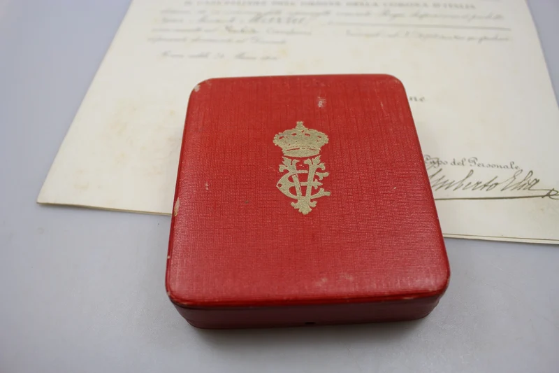 Ritterkreuz des Ordens der Krone von Italien mit Schachtel, Urkunde und Miniatur