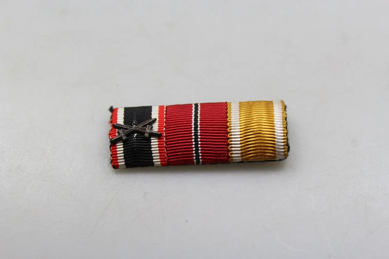 Anstecknadel mit Schleife aus dem Zweiten Weltkrieg (WH 3)