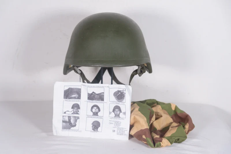 Kevlarhelm aus den 90er Jahren, EI (außer Dienst gestellt), Modell FA Bk - 3 S, kroatischer Vertrieb
