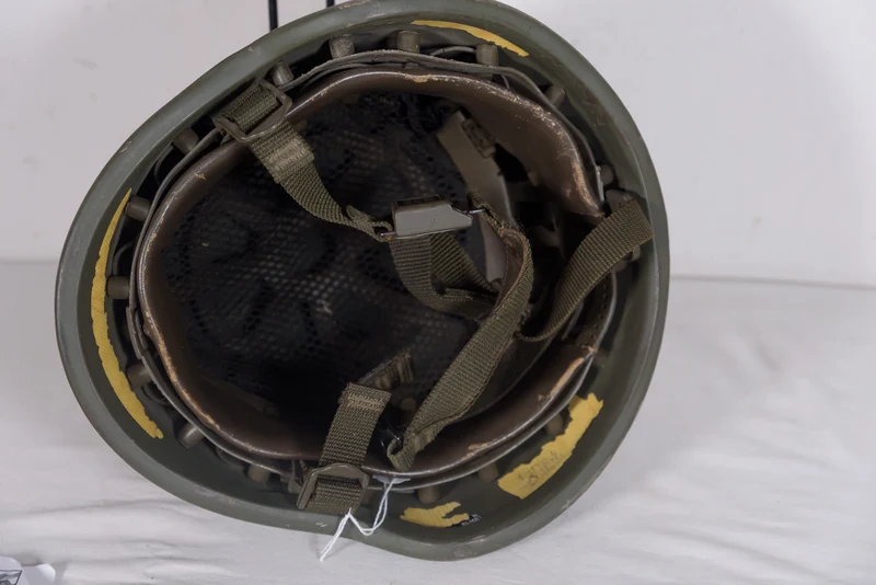 Kevlarhelm aus den 90er Jahren, EI (außer Dienst gestellt), Modell FA Bk - 3 S, kroatischer Vertrieb