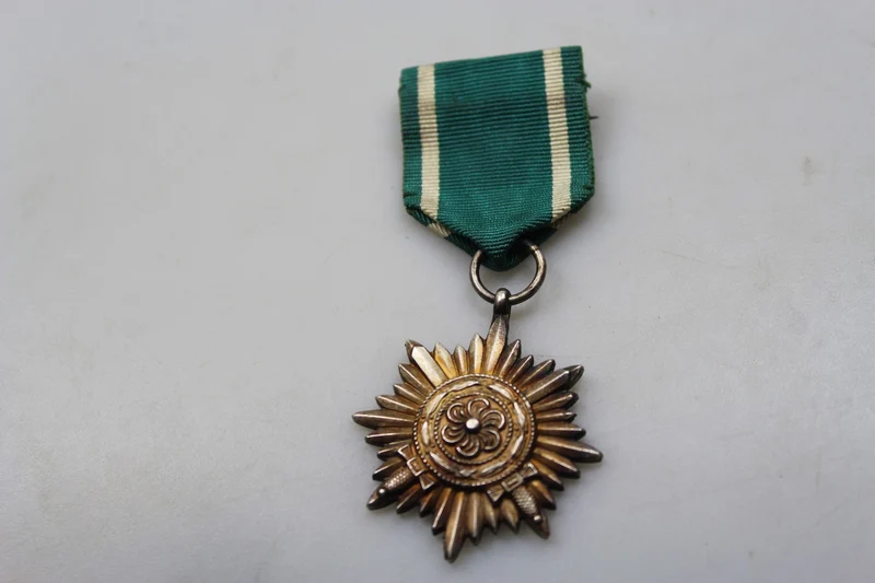 Ostvolksmedaille „Gold“ 1. Klasse mit Schwertern
