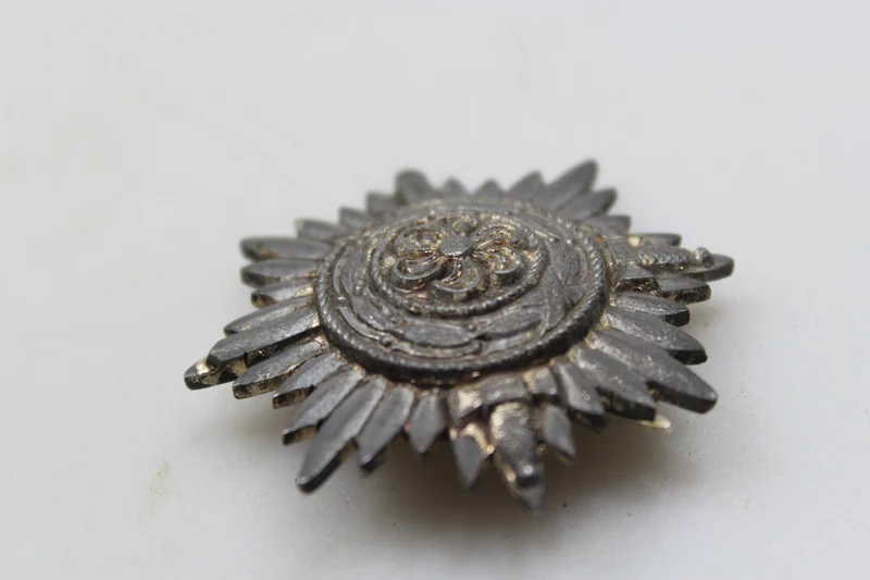 Ostvolksabzeichen mit „Silbernen“ Schwertern 1. Klasse