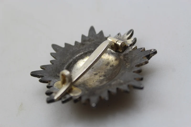 Ostvolksabzeichen mit „Silbernen“ Schwertern 1. Klasse