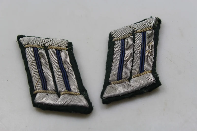 Paar offizielle Heer-Insignien aus dem 2. Weltkrieg