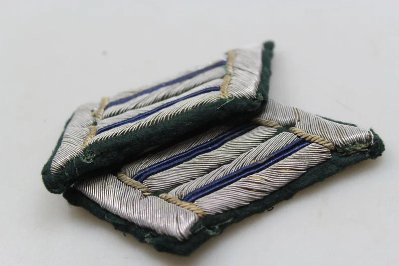 Paar offizielle Heer-Insignien aus dem 2. Weltkrieg