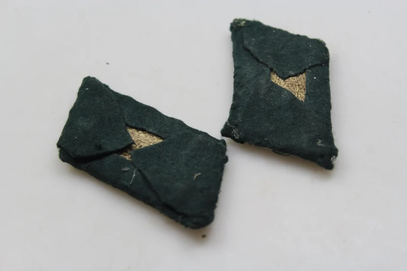 Paar offizielle Heer-Insignien aus dem 2. Weltkrieg