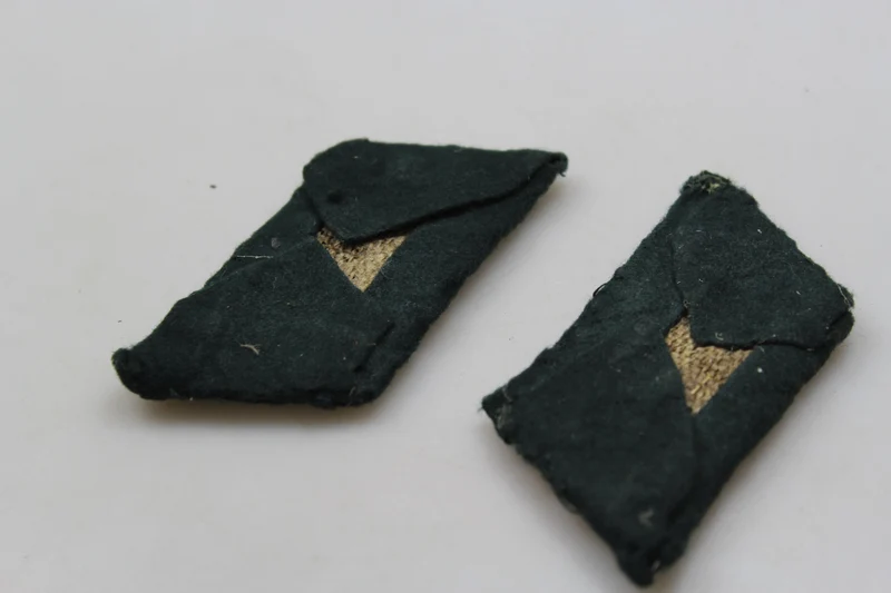 Paar offizielle Heer-Insignien aus dem 2. Weltkrieg