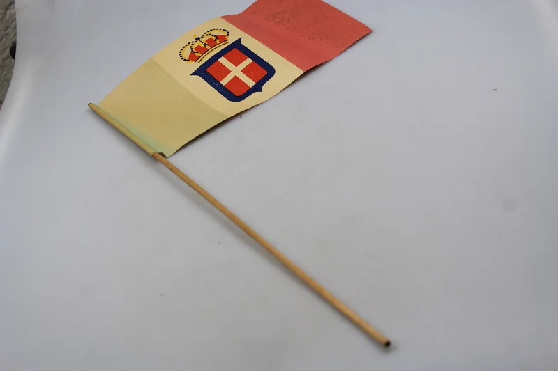 REI „gekrönte“ Trikolore-Flagge
