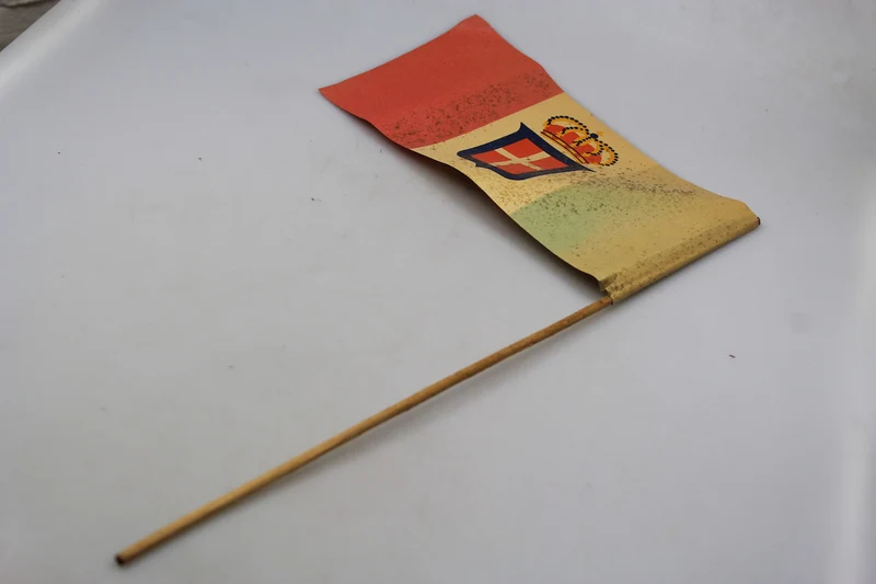 REI „gekrönte“ Trikolore-Flagge