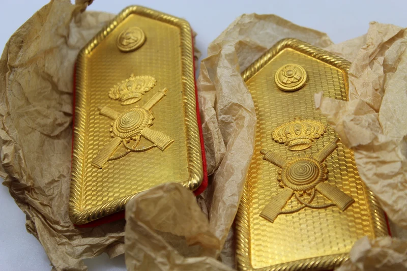 Schulterpolster mit goldener Platte. Offizier REI WW2