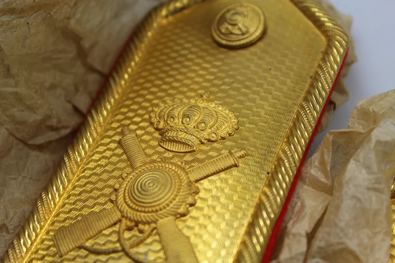 Schulterpolster mit goldener Platte. Offizier REI WW2