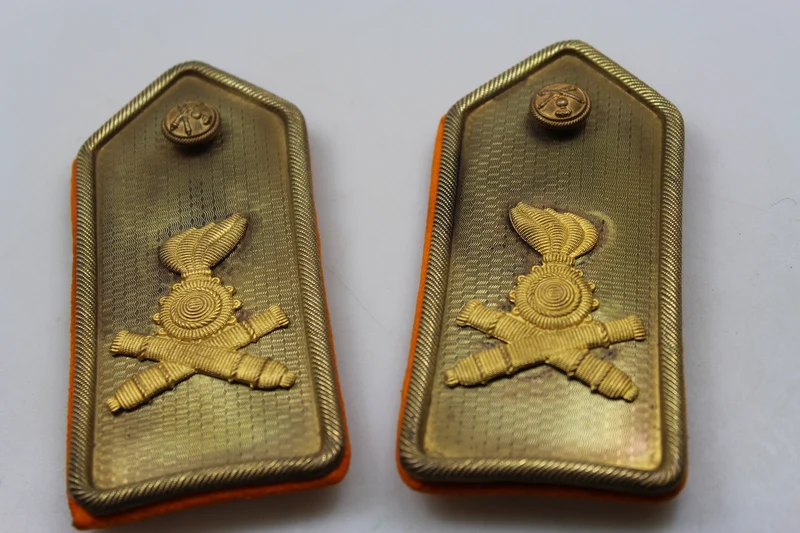 Schulterpolster mit goldener Platte. Offizier REI WW2