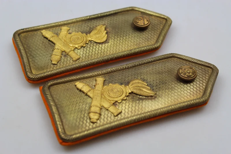 Schulterpolster mit goldener Platte. Offizier REI WW2