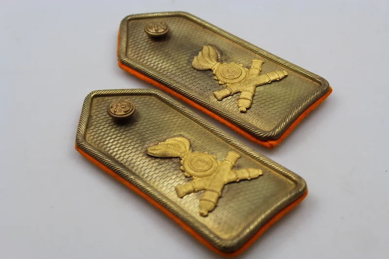Schulterpolster mit goldener Platte. Offizier REI WW2