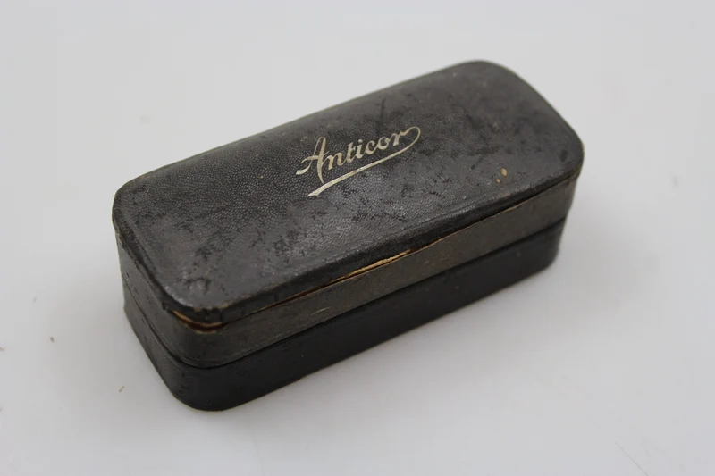 „Antikor“ Rasiermesser mit Klingen
