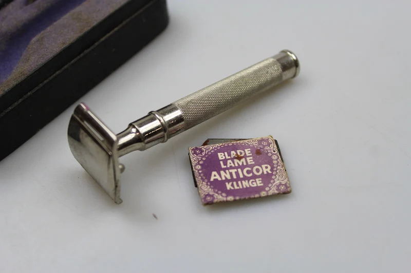 „Antikor“ Rasiermesser mit Klingen