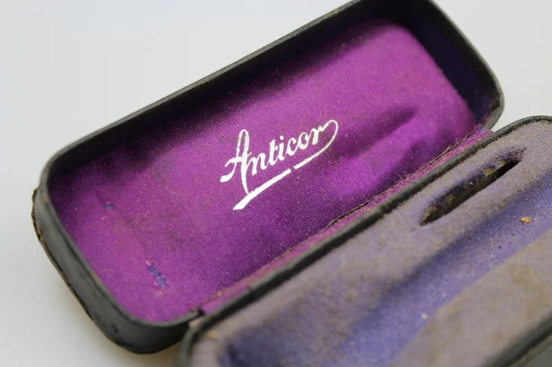 „Antikor“ Rasiermesser mit Klingen