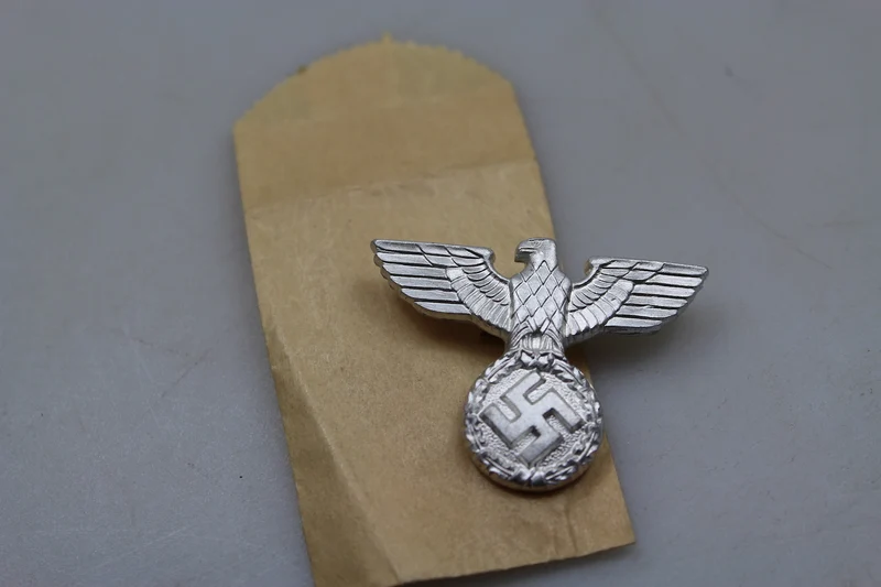 Kleiner DR-Adler als Kopfbedeckung