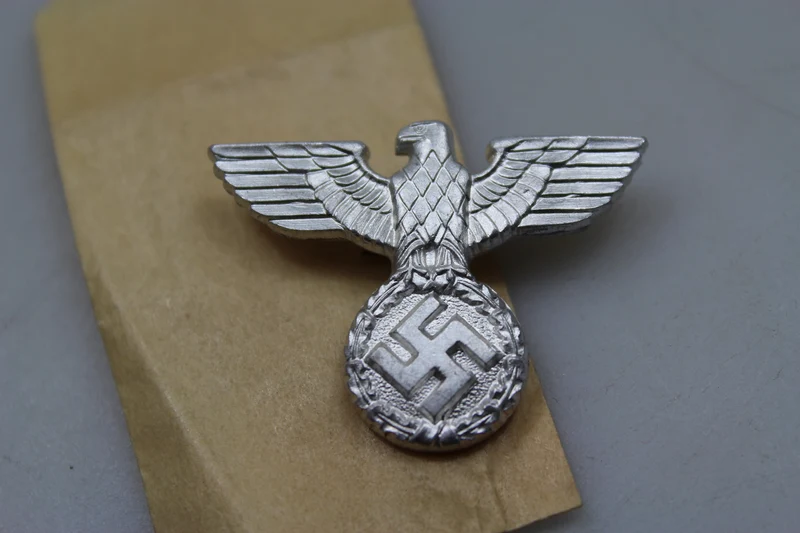 Kleiner DR-Adler als Kopfbedeckung