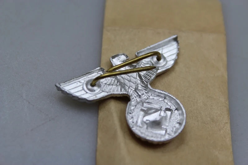 Kleiner DR-Adler als Kopfbedeckung