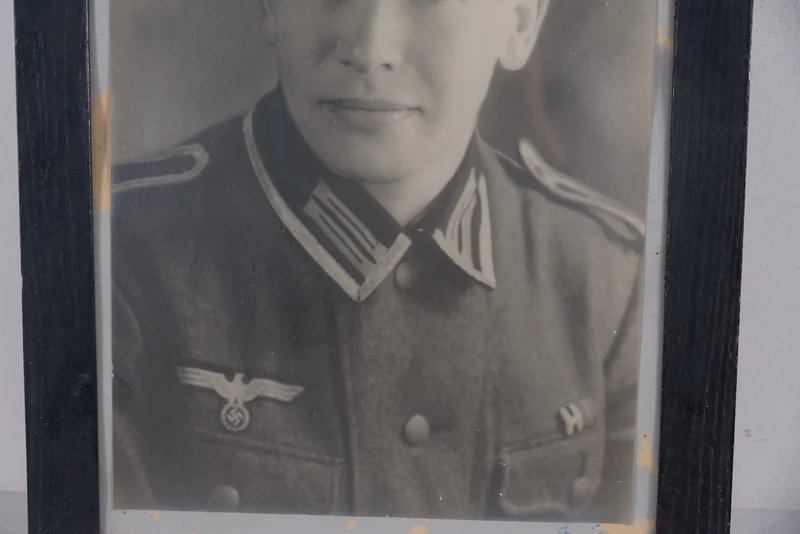 Unteroffizier GJ Porträtfoto im Rahmen
