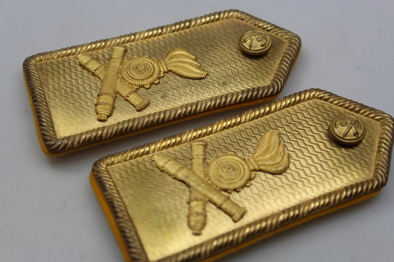 Schulterpolster mit goldener Platte. Offizier REI WW2